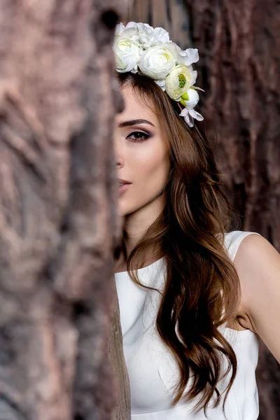 Mujer en corona floral - foto de stock