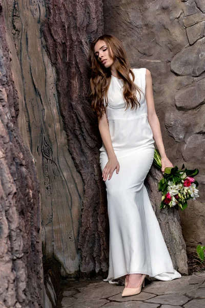 Элегантная невеста со свадебным букетом — стоковое фото