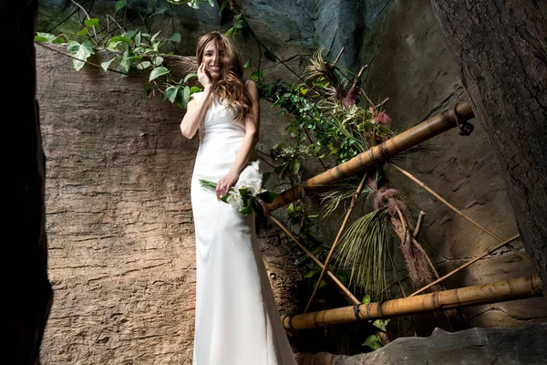 Bella sposa in abito bianco — Foto stock