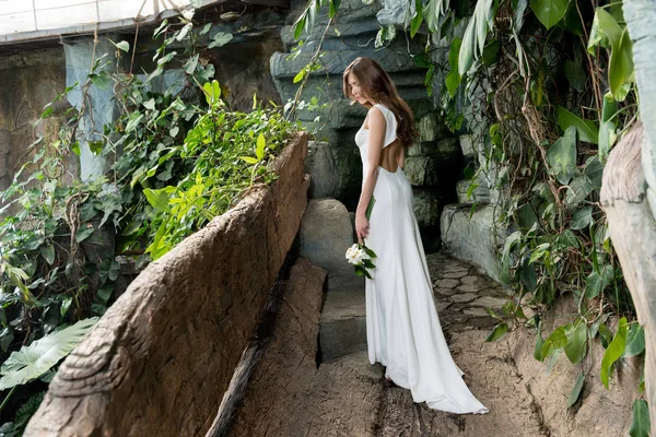 Hermosa novia en vestido blanco - foto de stock