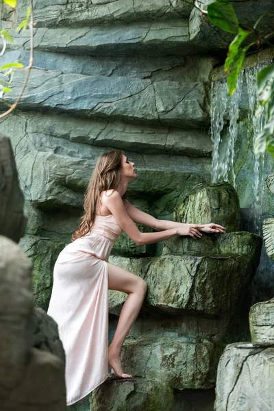 Schöne Frau in der Nähe von Wasser erfoll — Stockfoto
