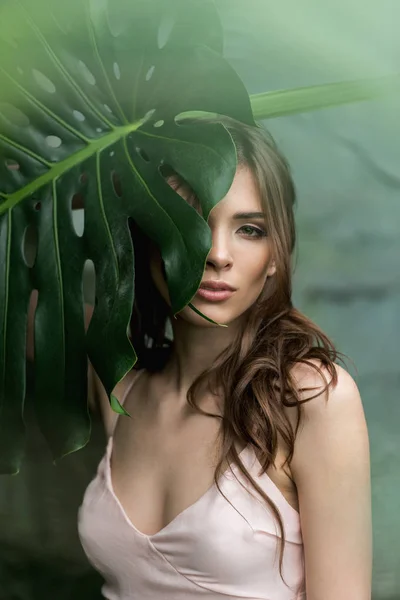 Femme attrayante avec feuille de palme — Photo de stock
