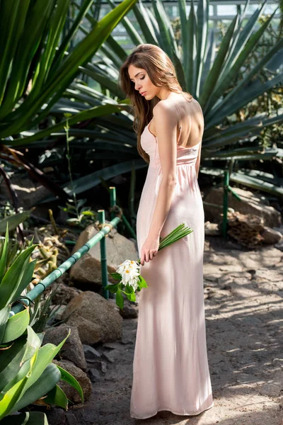 Schöne Frau im rosa Kleid — Stockfoto