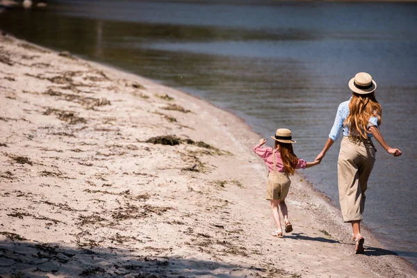 Мать и дочь прогуливаются по берегу моря — стоковое фото