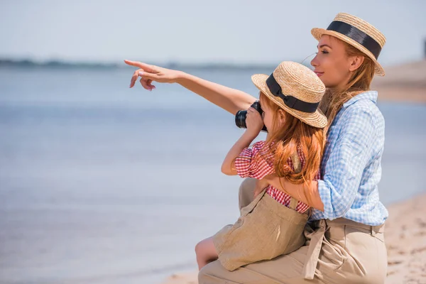 Madre e figlia con macchina fotografica — Foto stock