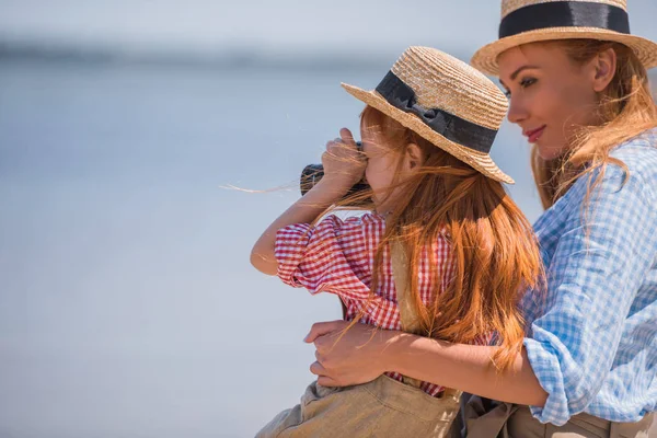 Madre e figlia con macchina fotografica — Foto stock