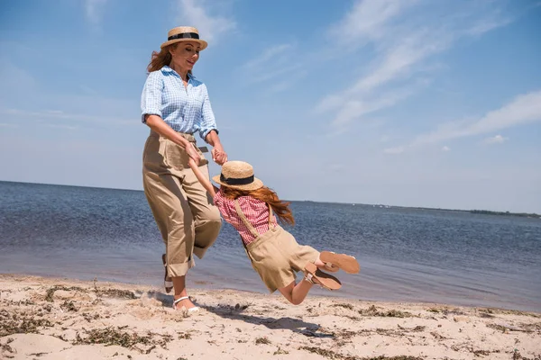 Madre e figlia in riva al mare — Foto stock