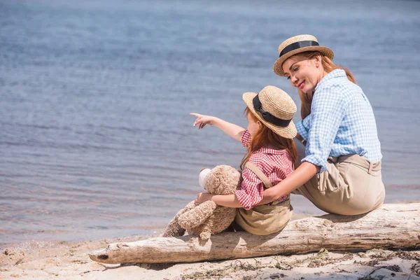 Mother and daughter at seashore — Stock Photo