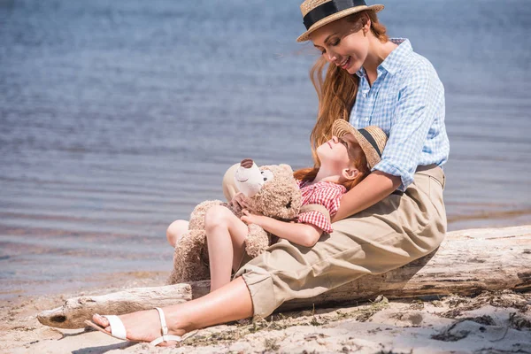 Мати і дочка на березі моря — стокове фото