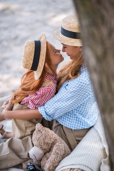 Mère et fille câlins — Photo de stock