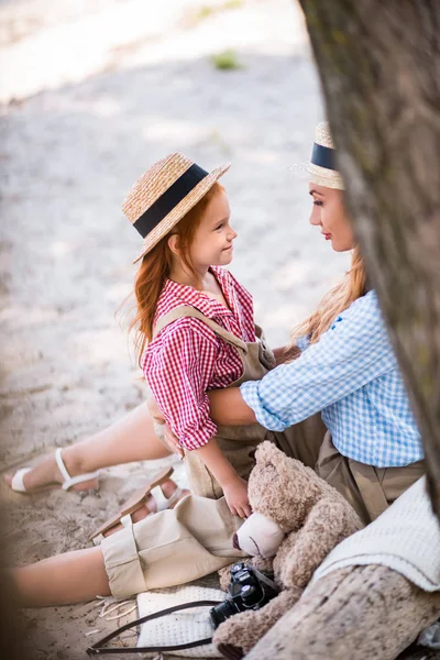 Mutter und Tochter umarmen — Stockfoto