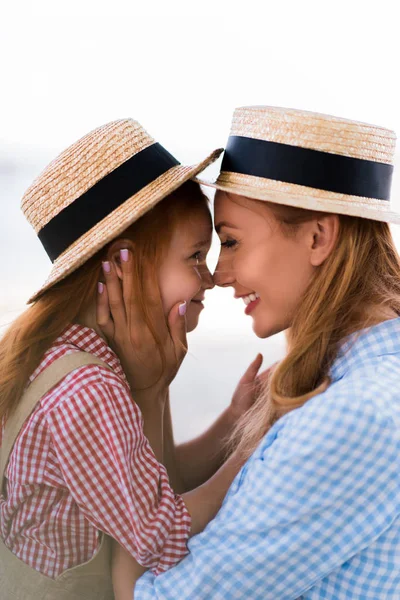 Mother and daughter hugging — Stock Photo