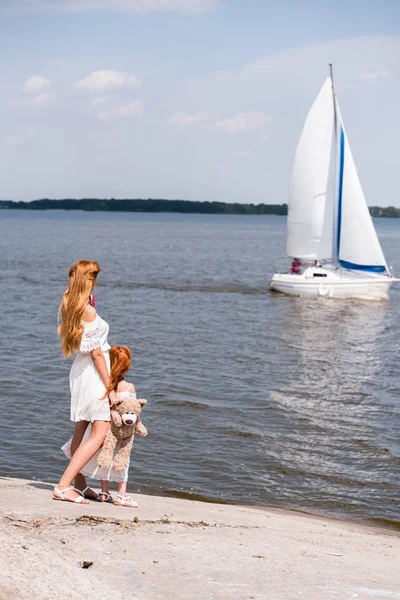 Mère et fille regardant yacht — Photo de stock