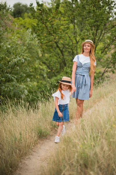 Madre e figlia a piedi sul sentiero — Foto stock