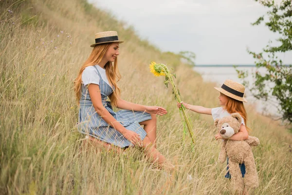 Mãe e filha com girassóis — Fotografia de Stock