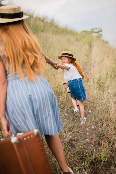 Mãe e filha com mala e ursinho de pelúcia — Fotografia de Stock