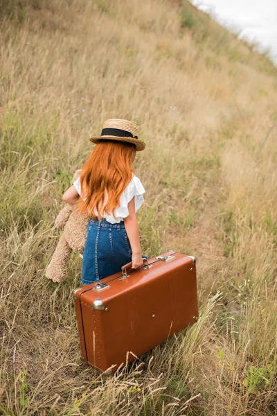 Enfant avec valise et ours en peluche — Photo de stock