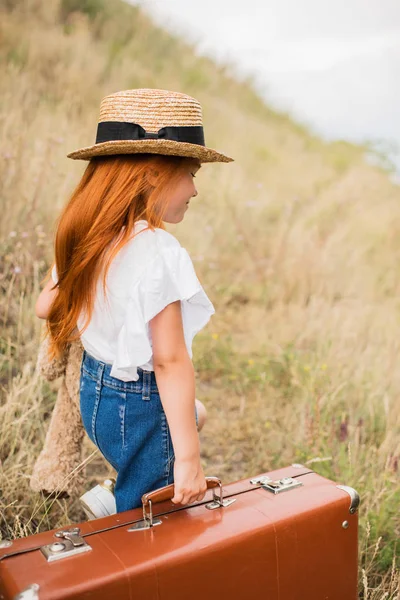 Enfant avec valise et ours en peluche — Photo de stock