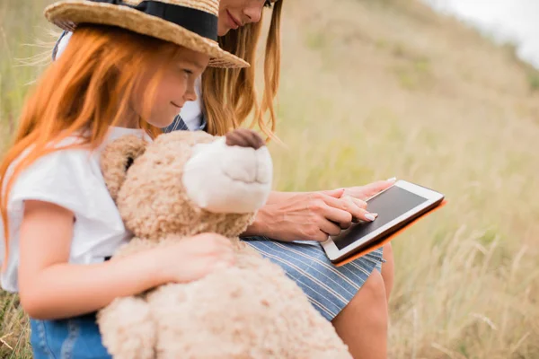 Madre e hija con tablet digital - foto de stock