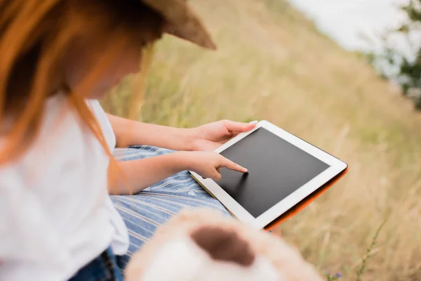 Mãe e filha com tablet digital — Fotografia de Stock