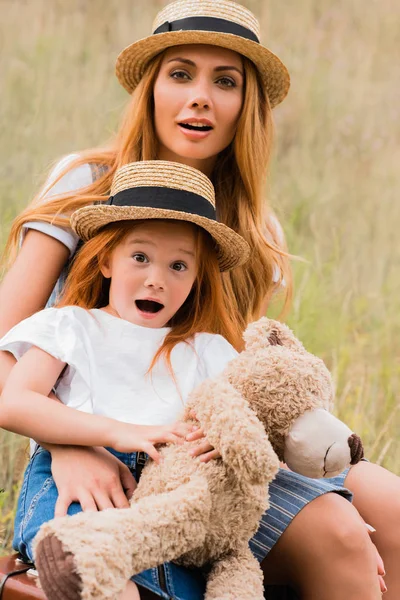 Surprised mother and daughter — Stock Photo