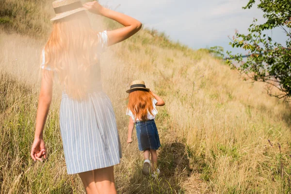 Mère et fille marchant sur l'herbe — Photo de stock