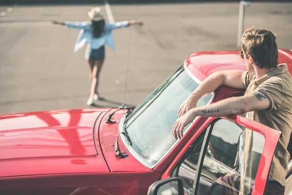 Mann im Auto sieht Frau an — Stockfoto