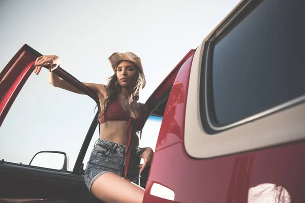 Mujer posando al lado del coche - foto de stock