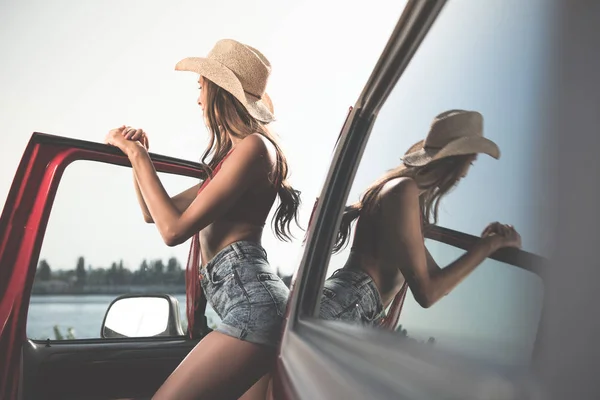 Femme posant à côté de la voiture — Photo de stock