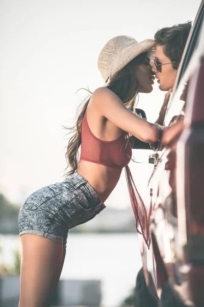Embrasser par la fenêtre de la voiture — Photo de stock