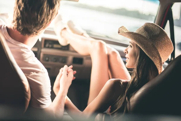 Пара, держащаяся за руки в машине — стоковое фото