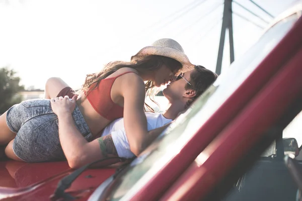 Couple embrasser sur voiture capot — Photo de stock