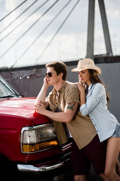 Pareja con coche clásico - foto de stock