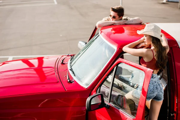 Casal com carro clássico — Fotografia de Stock