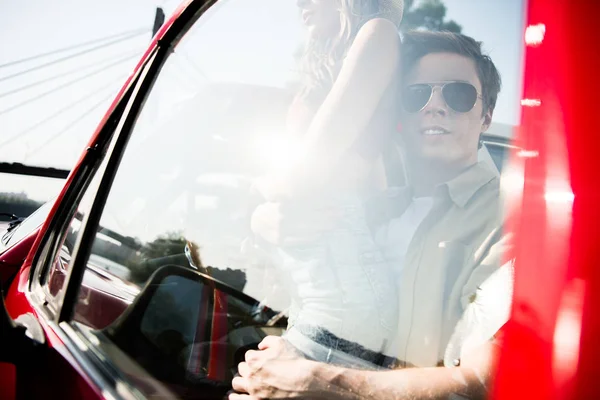 Couple derrière la fenêtre de voiture — Photo de stock
