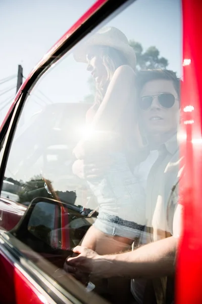 Couple derrière la fenêtre de voiture — Photo de stock