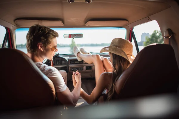 Couple tenant la main dans la voiture — Photo de stock