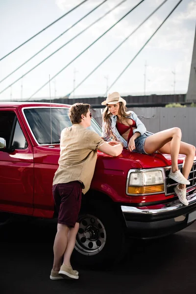 Jeune couple avec voiture — Photo de stock
