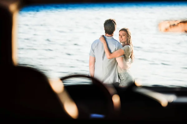 Jeune couple au bord de la rivière — Photo de stock