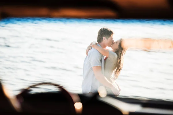 Jeune couple au bord de la rivière — Photo de stock