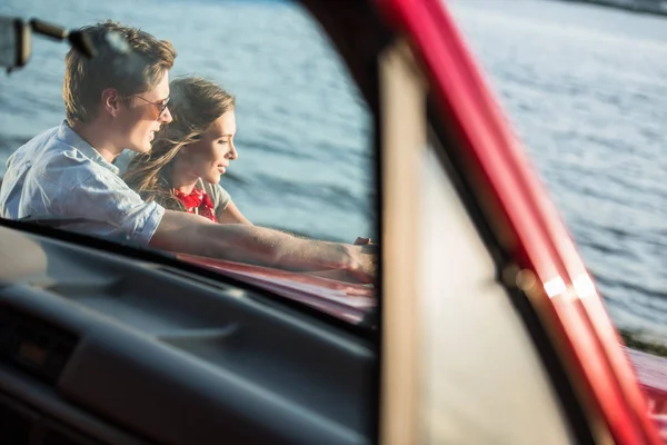 Jovem casal de pé perto do carro — Fotografia de Stock