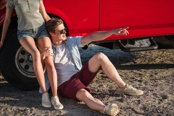 Jeune couple avec voiture — Photo de stock