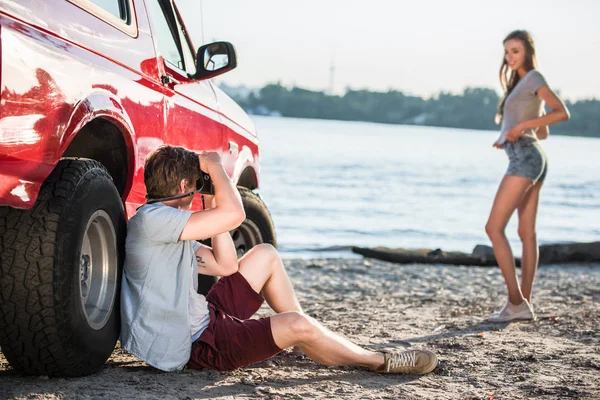 Homme photographier copine au bord de la rivière — Photo de stock