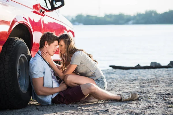 Casal sensual perto do carro — Fotografia de Stock