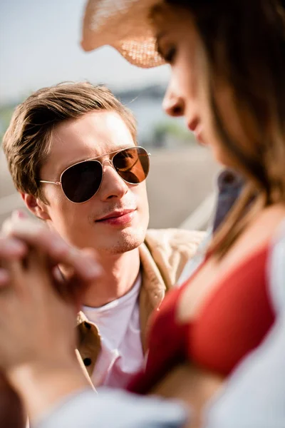 Joven pareja sosteniendo las manos - foto de stock