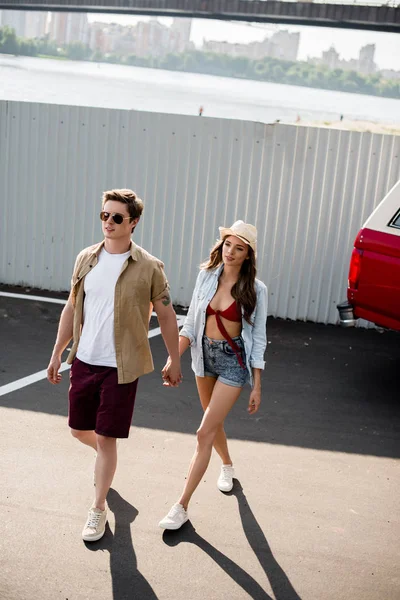 Pareja joven caminando - foto de stock