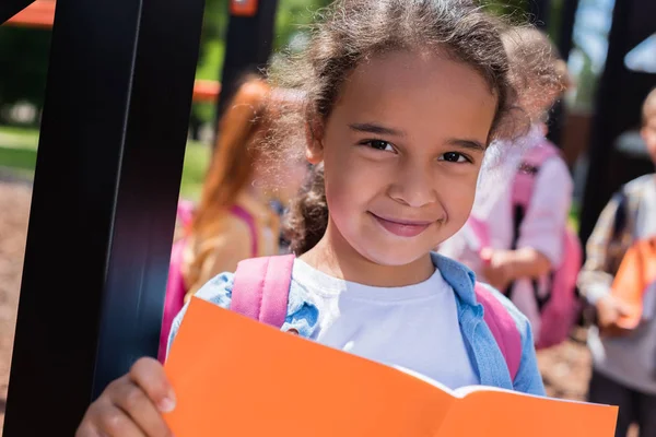 Enfant afro-américain avec livre — Photo de stock