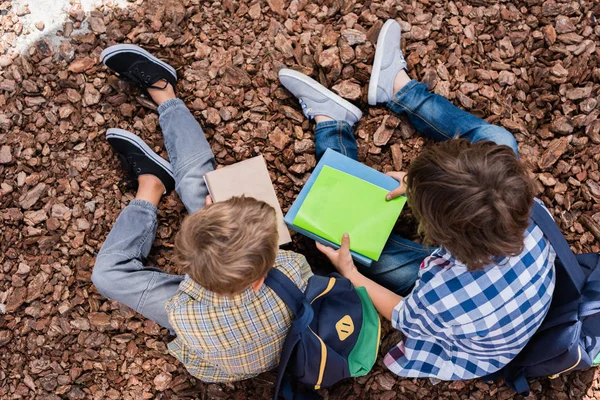 Colegiales leyendo libros - foto de stock