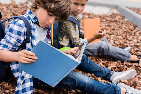 Écoliers lisant des livres — Photo de stock