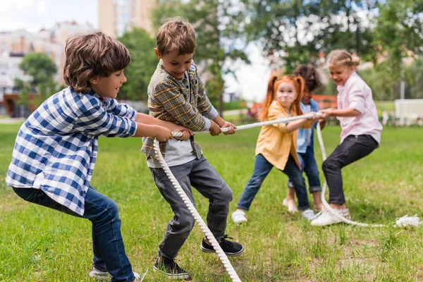 Kids playing tug of war — Stock Photo